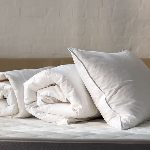 Weißes Kissen und Daunendecke aus dem Daunendecken Bundle mit glattem Baumwollbezug und edler Hotelbett-Optik