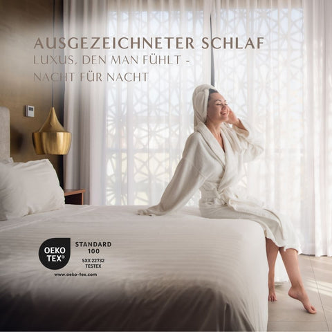 Frau genießt entspannten Schlafkomfort mit dem Excellence 3-Kammer-Kissen Six Senses in einem stilvollen Hotelzimmer-Ambiente.