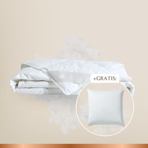 Weiße, gefaltete Bettdecke auf hellem beigen Hintergrund. Ein eingeblendetes Hinweisfeld mit „+GRATIS“ zeigt ein weißes Kissen als kostenlose Zugabe.