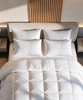 HANSE Premium 1-Kammer-Kissen Klassiker: vier weiße Kissen auf einem Hotelbett mit Daunendecke