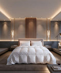 Luxushotel-Suite mit Doppelbett, HANSE Premium Kissen und weißer Daunendecke vor Holzlamellen-Wand