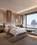 Luxushotel-Suite mit Meerblick, gemachtem Bett mit weißer Bettwäsche, Handtüchern und Bademantel