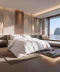 Modernes Schlafzimmer mit weißer Premium-Daunendecke, flauschigen Kopfkissen und luxuriösem Hotelbett in heller, minimalistischer Einrichtung.