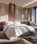 Elegantes Schlafzimmer mit luxuriösem Boxspringbett, hochwertiger Daunendecke und weißen Hotelkissen in moderner Wohnatmosphäre.