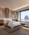 Modern eingerichtetes Schlafzimmer mit weißer Premium-Daunendecke, weichen Kopfkissen und stilvollem Hotelbett bei Tageslicht.