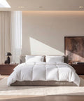 Federfreie Bettdecke mit eleganter Kassettensteppung auf modernem Doppelbett – besonders bauschig, weich und komfortabel.