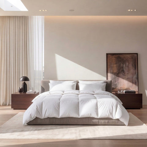 Federfreie Bettdecke mit eleganter Kassettensteppung auf modernem Doppelbett – besonders bauschig, weich und komfortabel.