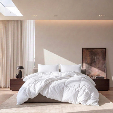 Luxuriöse federfreie Bettdecke auf modernem Hotelbett in hellem Schlafzimmer mit hochwertigem Ambiente.