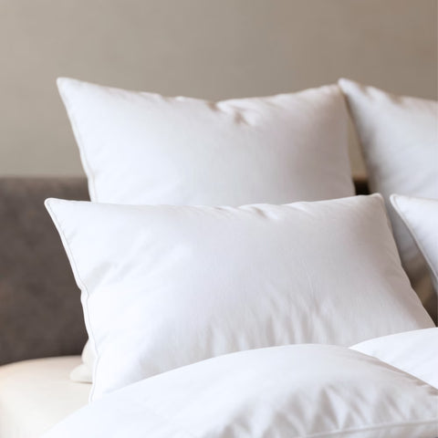 Kopfkissen Federfrei in verschiedenen Größen auf luxuriösem Hotelbett mit besonders weicher und voluminöser Füllung.