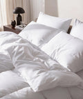 Federfreies Kopfkissen mit bauschiger Füllung auf elegantem Bett – komfortabel, pflegeleicht und langlebig.