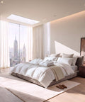 Federfreie Bettdecke auf modernem Designerbett in lichtdurchflutetem Schlafzimmer mit luxuriösem Hotelkomfort.