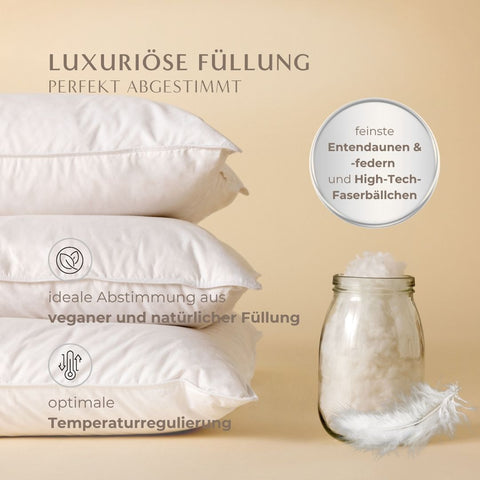 Premium Kopfkissen Natural Hybrid mit abgestimmter Hybridfüllung aus natürlichen Materialien und veganen Fasern, dargestellt mit Füllmaterial und Kissenstapel.