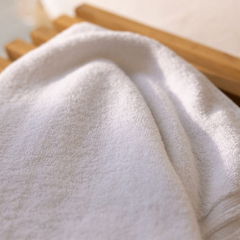 Nahaufnahme der weichen und saugfähigen Frottierstruktur aus dem Premium Luxushotel-Handtücher 4er Set mit hochwertiger Hotelqualität.