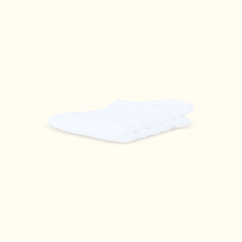 Flach gefalteter weißer Waschlappen aus dem Premium Luxushotel-Waschlappen 10er Set für stilvolle Badezimmer und luxuriösen Komfort.