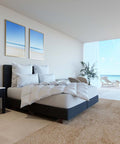 Modernes Schlafzimmer mit hochwertiger Natural Hybrid Bettdecke und passenden Kissen in heller Einrichtung mit Meerblick