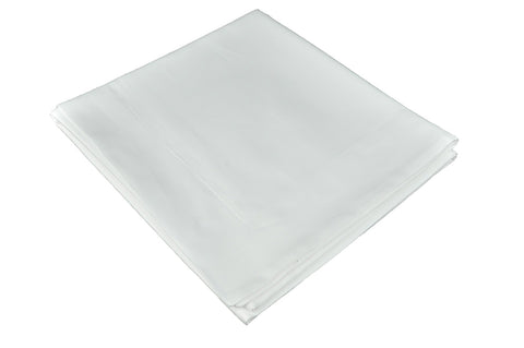 Gefalteter weißer Select Bettdeckenbezug aus hochwertigem, glattem Stoff für ein elegantes und komfortables Schlafgefühl
